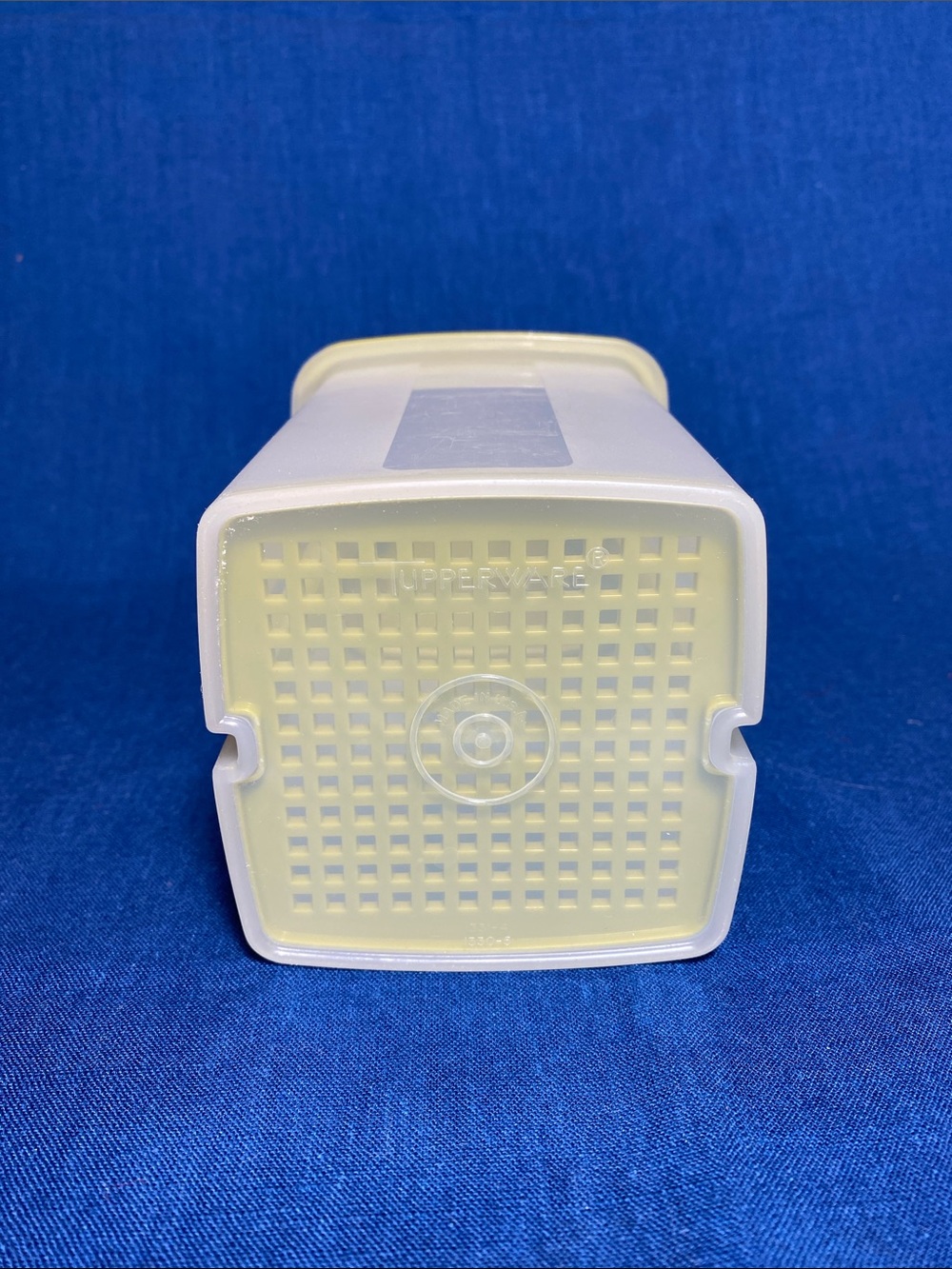 Tupperware Vintage Pickle Storage Container with Handy Pickle-lifter - Picture 10 of 11